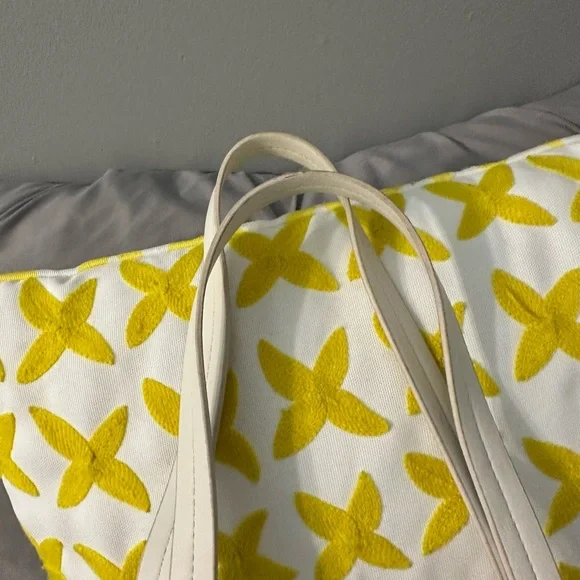 Steve Madden Cream Tote Bag with Quilted Design - Picture 4 of 8